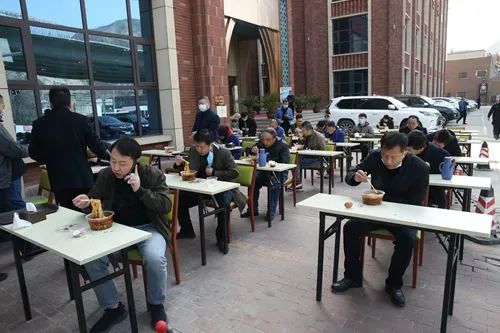 允許臨時越門占道經(jīng)營