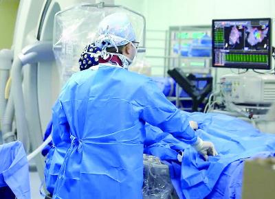 圖為醫(yī)生通過(guò)三維標(biāo)測(cè)系統(tǒng)對(duì)房顫患者進(jìn)行射頻消融手術(shù)。強(qiáng)生醫(yī)療供圖