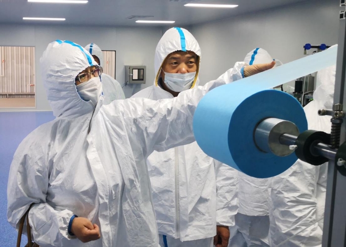 圖為吉林檢查分局監(jiān)管人員檢查口罩熔噴布質(zhì)量安全。吉林省