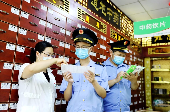 圖為6月16日該局執(zhí)法人員在一家零售藥店檢查中藥飲片質(zhì)量。