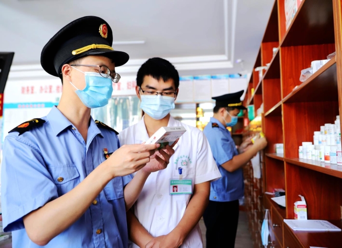 圖為6月16日該局執(zhí)法人員在一家社區(qū)衛(wèi)生服務(wù)中心檢查藥品質(zhì)量。