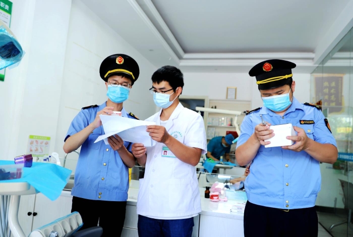 圖為6月17日該局執(zhí)法人員正對在城南一家口腔診所的藥械進行檢查。