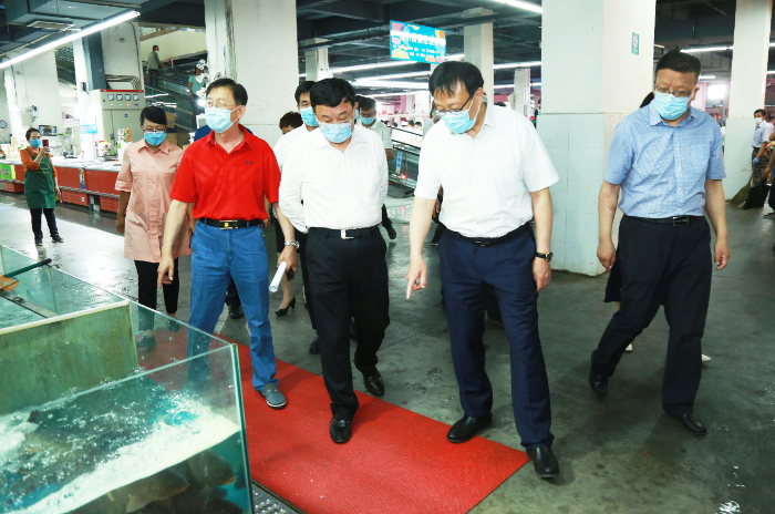 圖為馬學(xué)軍、歐陽曉暉在市場檢查。