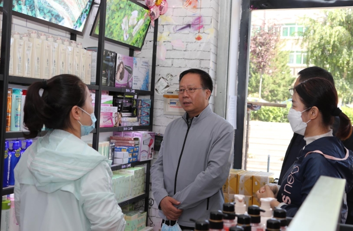 自治區(qū)藥監(jiān)局黨組書(shū)記、局長(zhǎng)張鈺祥帶隊(duì)在伊犁州鞏留縣檢查化妝品經(jīng)營(yíng)門(mén)店。馬少賓攝