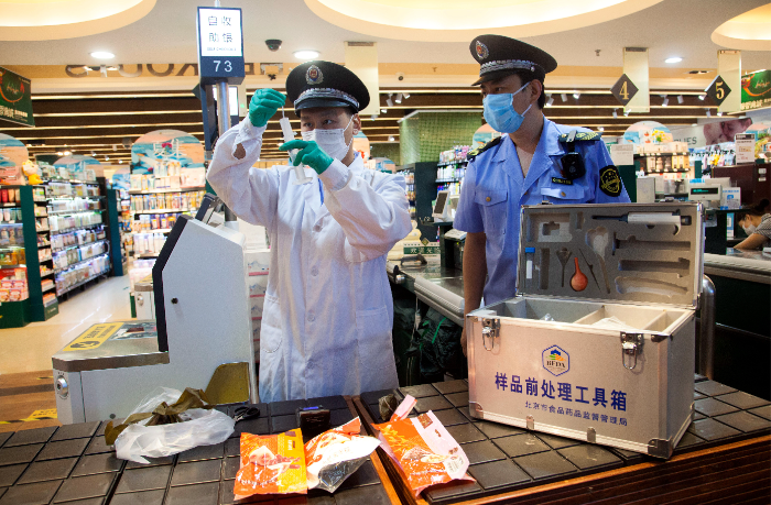 東城區(qū)市場(chǎng)監(jiān)管局執(zhí)法人員在超市檢查粽子標(biāo)簽標(biāo)識(shí)。