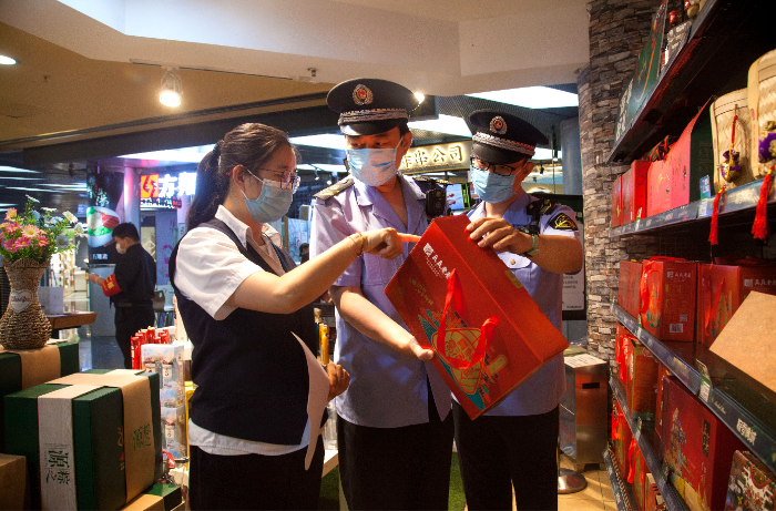 東城區(qū)市場(chǎng)監(jiān)管局執(zhí)法人員對(duì)粽子進(jìn)行快檢。