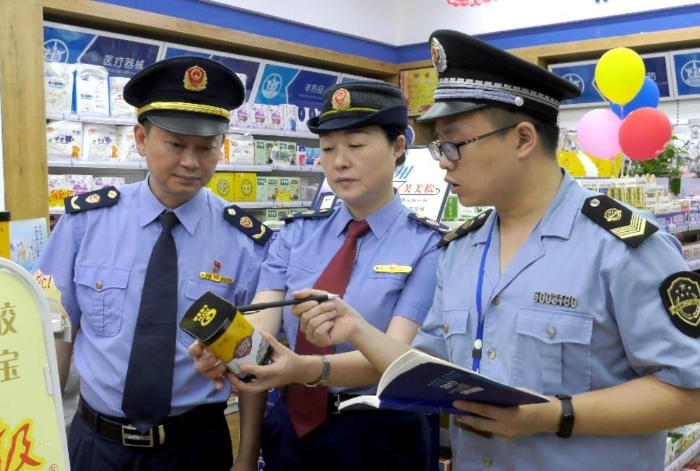 圖為該局執(zhí)法人員在一家藥店檢查藥品保質(zhì)期。