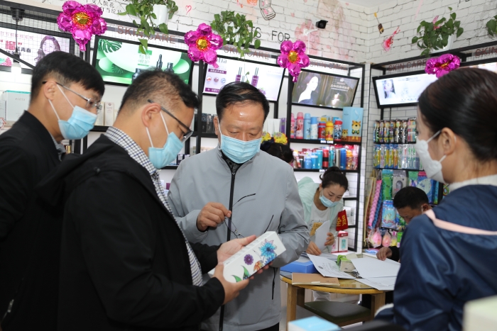 自治區(qū)藥監(jiān)局黨組書記、局長張鈺祥（右二），黨組成員、副局長劉洪彬（左二）一行在伊犁州鞏留縣檢查化妝品經(jīng)營門店。 馬少賓攝_wps圖片