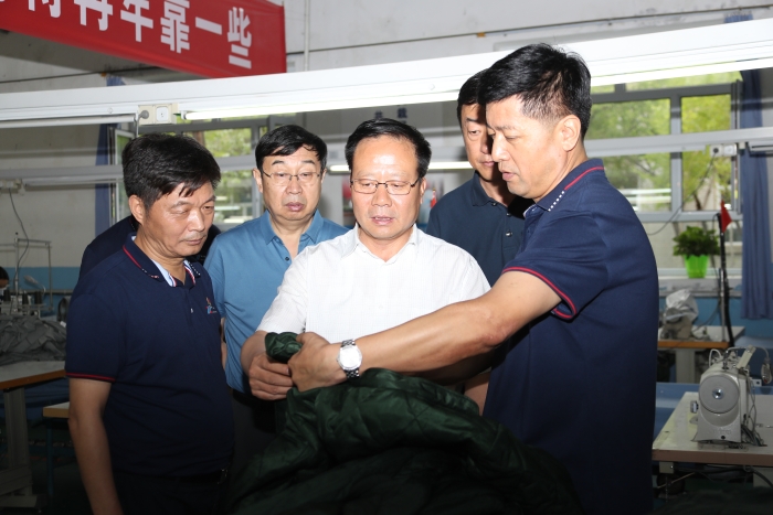 新疆維吾爾自治區(qū)藥監(jiān)局黨組書記、局長(zhǎng)張鈺祥（左三）帶隊(duì)在昌吉州調(diào)研防護(hù)服生產(chǎn)企業(yè)。局黨組成員、副局長(zhǎng)馬明輝（左二）陪同調(diào)研。（馬少賓攝）