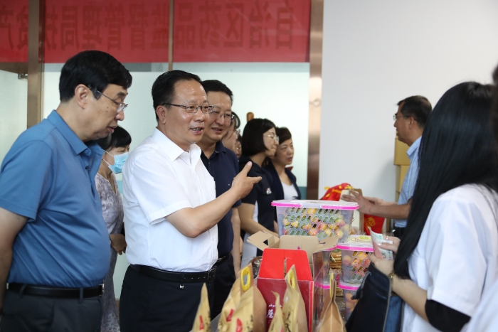 新疆維吾爾自治區(qū)藥監(jiān)局黨組書記、局長張鈺祥（左二）等局領(lǐng)導帶頭搶購。（馬少賓 攝）