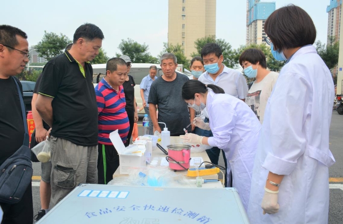 圖為檢測(cè)技術(shù)人員現(xiàn)場(chǎng)為市民檢快檢鮮牛肉.