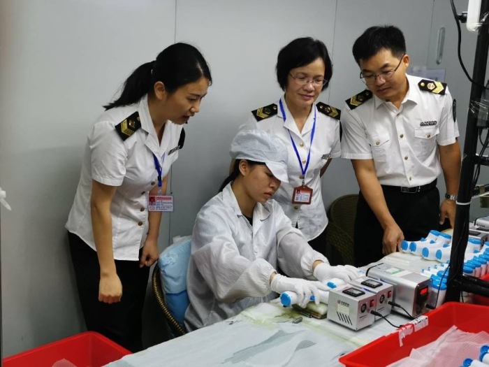 工作人員在檢查紅外體溫計、口罩生產(chǎn)企業(yè)。