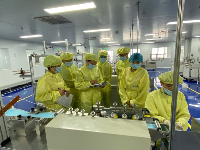 工作人員在生產(chǎn)一線進行檢查