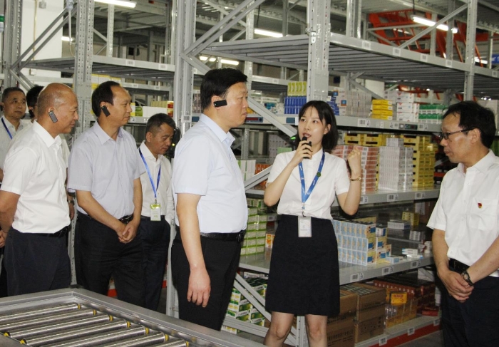 陜西省藥監(jiān)局領(lǐng)導(dǎo)班子，局機(jī)關(guān)各處室、直屬單位負(fù)責(zé)人及藥品流通企業(yè)法人、質(zhì)量授權(quán)人等實(shí)地參觀實(shí)訓(xùn)基地