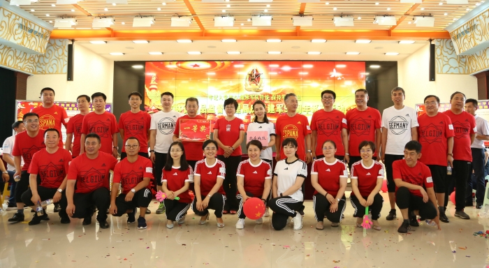 圖為吉林省藥監(jiān)局黨組書記、局長劉寶芳為“八一”趣味運動會第一名北斗戰(zhàn)隊頒獎牌。