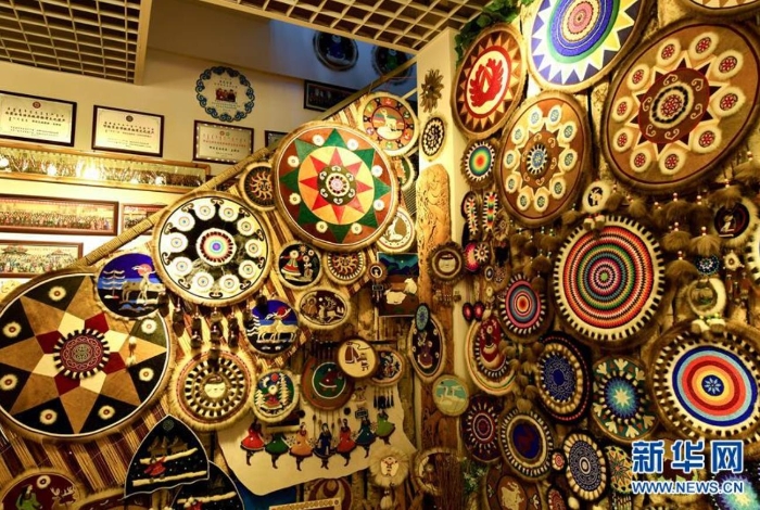 這是2019年12月16日拍攝的位于內(nèi)蒙古自治區(qū)呼倫貝爾市鄂溫克族自治旗民族文化產(chǎn)業(yè)創(chuàng)業(yè)園的太陽姑娘工作室。 新華社記者 貝赫 攝