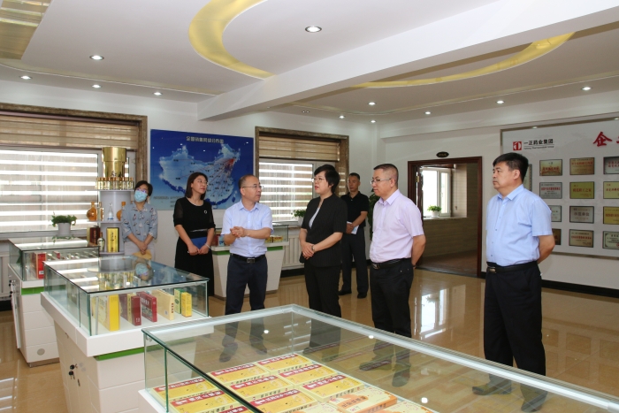 圖為吉林省藥監(jiān)局黨組書記、局長劉寶芳（右三）調(diào)研藥品生產(chǎn)企業(yè)發(fā)展?fàn)顩r。