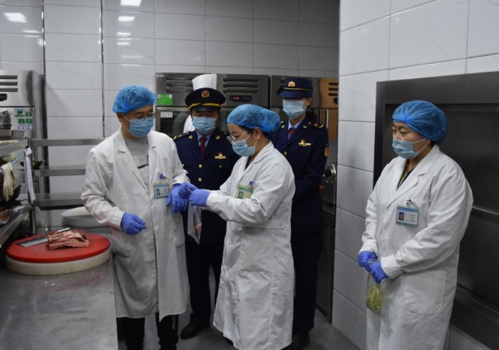 赤峰市阿魯科爾沁旗市場監(jiān)督管理局工作人員在轄區(qū)內(nèi)開展食品安全抽檢。阿魯科爾沁旗市場監(jiān)督管理局供圖