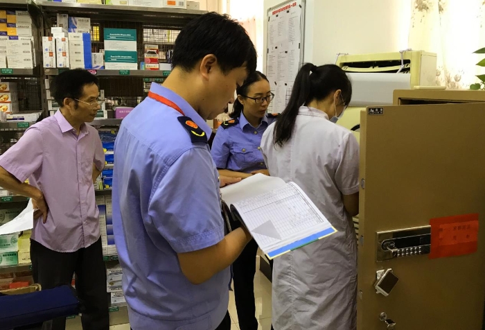 圖為該局執(zhí)法人員在一家醫(yī)院藥房檢查麻醉、精神藥品出入庫情況。