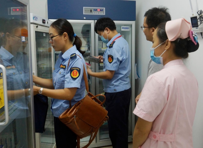 圖為該局執(zhí)法人員在一家疫苗接種單位檢查冷藏設(shè)施和疫苗養(yǎng)護情況。