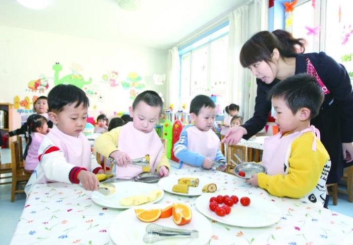 圖為哈爾濱市紅霞幼兒園老師在對(duì)幼兒進(jìn)行食品安全知識(shí)教育。紅霞　攝