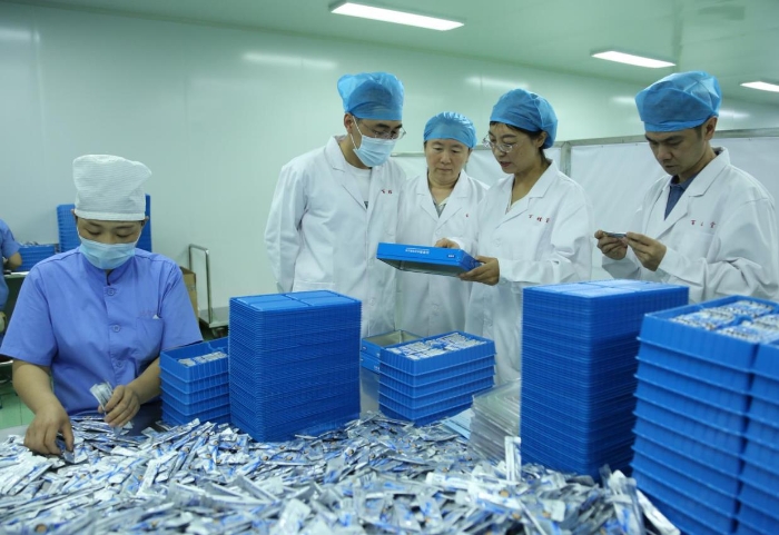 1圖為吉林省藥監(jiān)局四平檢查分局局長(zhǎng)于秀麗帶隊(duì)（右二）在比智高藥業(yè)有限公司包裝車(chē)間檢查藥品安全。（葉陽(yáng)歡攝）