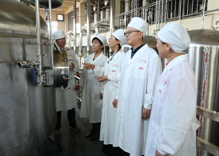 3圖為執(zhí)法人員在吉林益民堂制藥有限公司檢查藥品生產(chǎn)設(shè)備運(yùn)行情況（葉陽(yáng)歡攝）