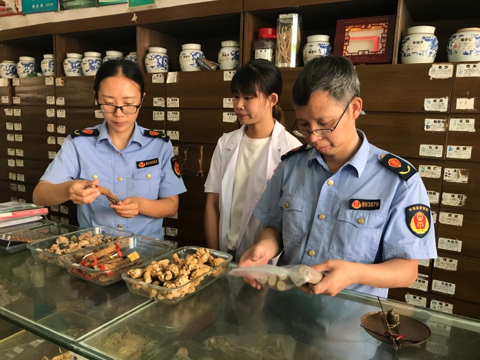 圖為該局執(zhí)法人員在一家藥品零售企業(yè)檢查滋補(bǔ)類中藥飲片質(zhì)量