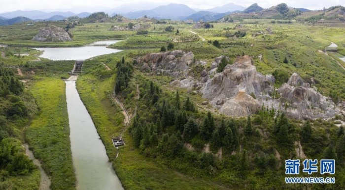這是位于江西省尋烏縣文峰鄉(xiāng)上甲村附近的生態(tài)修復(fù)區(qū)，從前這里是大面積的廢棄稀土礦山（7月19日攝，無人機(jī)照片）。  新華社記者彭昭之 攝