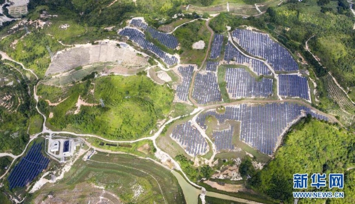 這是位于江西省尋烏縣文峰鄉(xiāng)上甲村附近的生態(tài)修復(fù)區(qū)。從前這里是大面積的廢棄稀土礦山，目前除了恢復(fù)植被外，還成為了當(dāng)?shù)氐墓夥a(chǎn)業(yè)基地（7月19日攝，無人機(jī)照片）。  新華社記者 彭昭之 攝