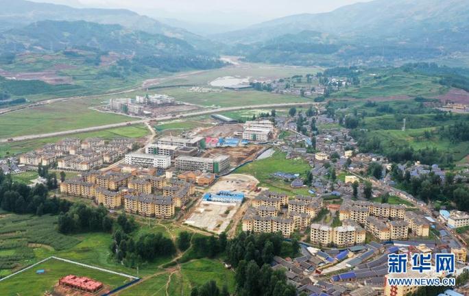 位于昭覺縣城城郊的集中安置點(diǎn)南坪社區(qū)，這里安置了來自周邊深度貧困地區(qū)28個鄉(xiāng)鎮(zhèn)的近5000名彝族群眾（8月12日攝，無人機(jī)照片）。 新華社記者 李賀 攝