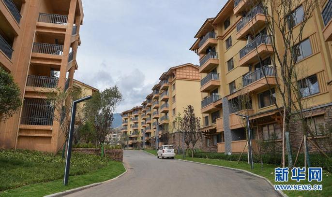 搬下山的人們，住進(jìn)了有彝族傳統(tǒng)建筑風(fēng)格的新社區(qū)（8月11日攝）。 新華社記者 李賀 攝