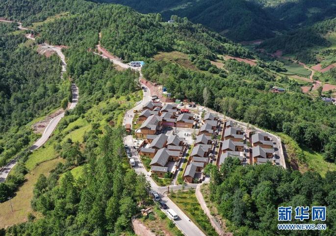 坐落在四川省涼山彝族自治州昭覺縣三岔河鄉(xiāng)的三河新村定居點(diǎn)房屋錯落有致、環(huán)境優(yōu)美（8月10日攝，無人機(jī)照片）。 新華社記者 李賀 攝