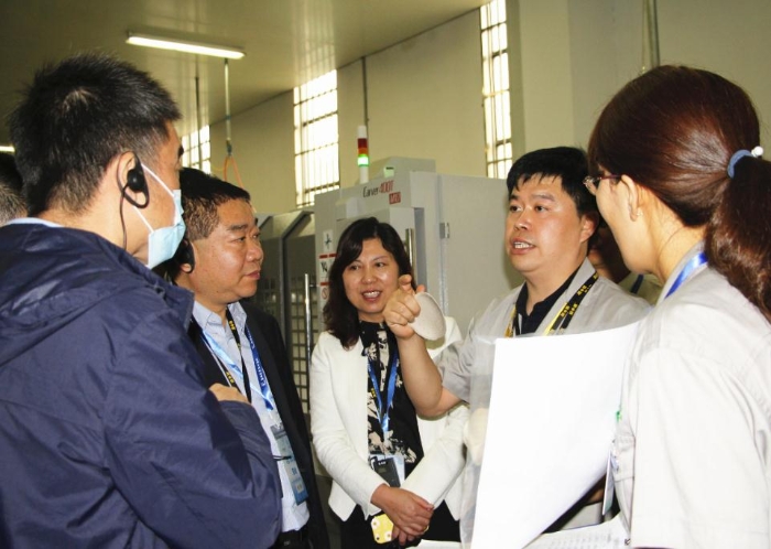 工作人員現(xiàn)場(chǎng)講解企業(yè)生產(chǎn)過(guò)程質(zhì)量追溯體系（賀一辰 攝）