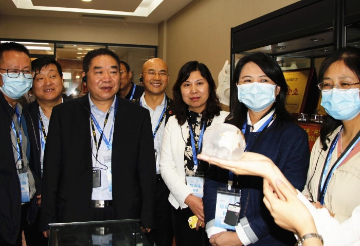 解說(shuō)員現(xiàn)場(chǎng)講解相關(guān)產(chǎn)品在顱頜面外科領(lǐng)域使用情況（賀一辰 攝）