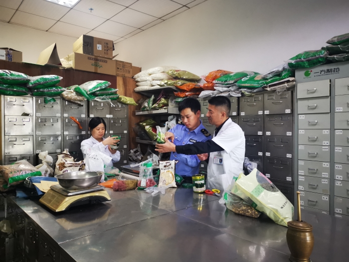 圖為工作人員檢查現(xiàn)場(chǎng)。