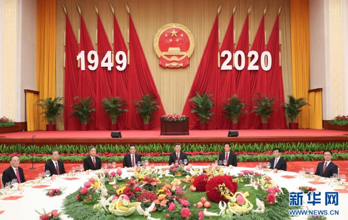 9月30日晚，國(guó)務(wù)院在北京人民大會(huì)堂舉行國(guó)慶招待會(huì)，熱烈慶祝中華人民共和國(guó)成立七十一周年。習(xí)近平、李克強(qiáng)、栗戰(zhàn)書、汪洋、王滬寧、趙樂際、韓正、王岐山等黨和國(guó)家領(lǐng)導(dǎo)人與中外人士歡聚一堂，共慶共和國(guó)華誕。 新華社記者 姚大偉 攝