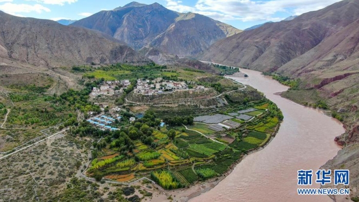 空中俯瞰西藏昌都察雅縣卡貢鄉(xiāng)卡貢村苗圃產(chǎn)業(yè)基地（9月28日攝，無人機照片）。西藏昌都察雅縣卡貢鄉(xiāng)卡貢村苗圃產(chǎn)業(yè)基地占地2000畝，主要以苗圃種植和生態(tài)林建設(shè)為主。苗圃種植基地通過土地流轉(zhuǎn)費及務(wù)工報酬，為當?shù)?0戶100余名群眾脫貧致富提供了堅強的保障。 新華社記者 晉美多吉 攝