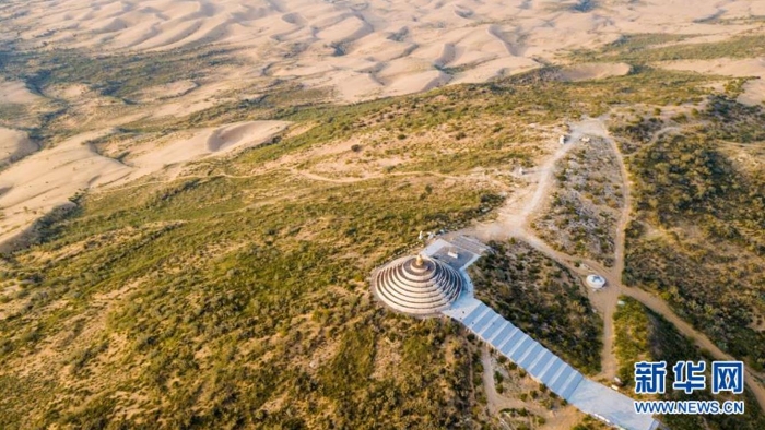 內(nèi)蒙古鄂爾多斯達拉特旗銀肯塔拉的防風(fēng)固沙林（2018年7月31日攝，無人機照片）。新華社記者 彭源 攝