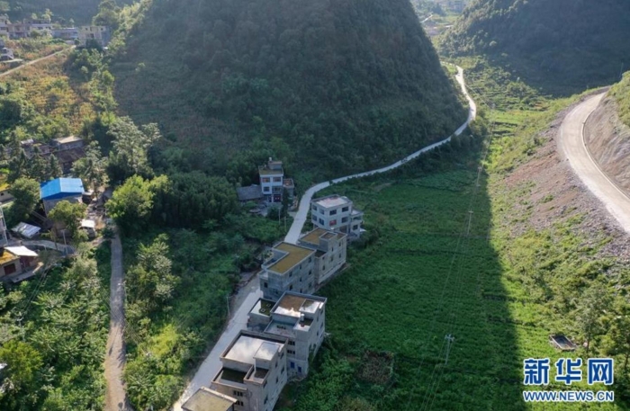 貴州省紫云苗族布依族自治縣大營(yíng)鎮(zhèn)大營(yíng)村不少民居樓頂都用于存蓄雨水（8月25日攝，無(wú)人機(jī)照片）。新華社記者 劉續(xù) 攝