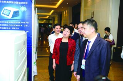 9月23日，浙江省副省長(zhǎng)陳奕君（左二），省市場(chǎng)監(jiān)管局黨委書記、局長(zhǎng)章根明（左一），省藥監(jiān)局黨組書記、局長(zhǎng)徐潤(rùn)龍（右一）參觀2020首屆藥品安全科學(xué)監(jiān)管與創(chuàng)新發(fā)展峰會(huì)外場(chǎng)展區(qū)。