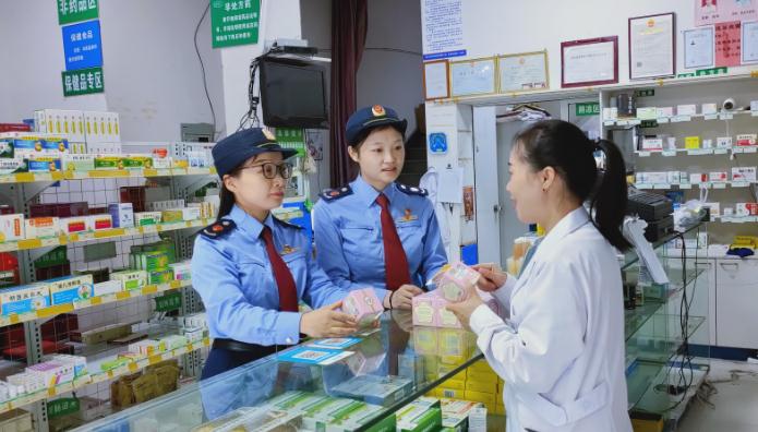 圖為該局執(zhí)法人員正在對一款滋補(bǔ)類藥品的外包裝標(biāo)識信息等進(jìn)行核對檢查。