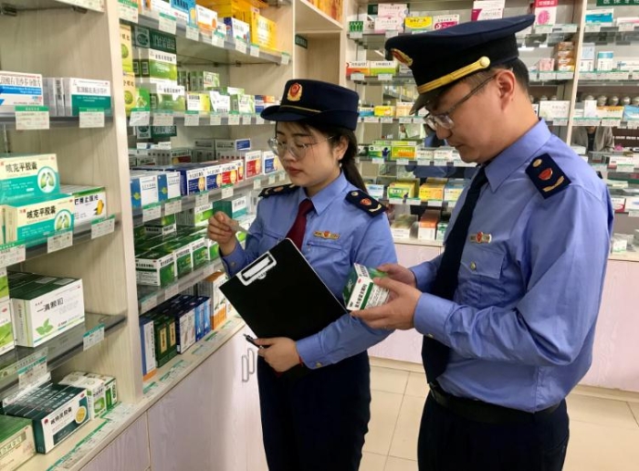 圖為該局執(zhí)法人員在一家藥店檢查藥品儲存條件是否達(dá)標(biāo)。