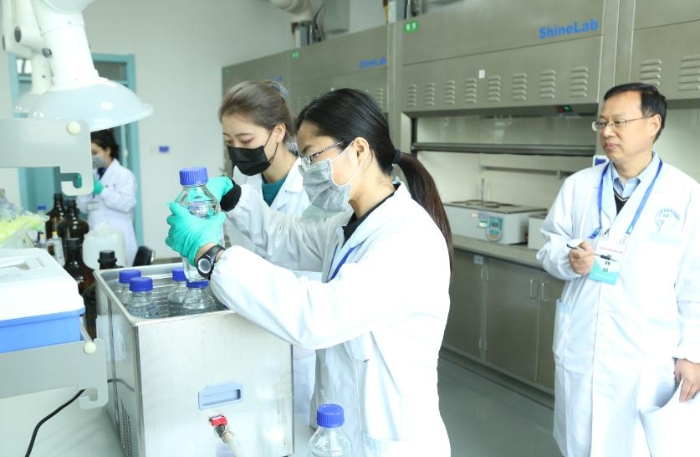 圖為在檢驗操作技能考核環(huán)節(jié)中，參賽選手正在做藥品檢測。（丁怡媛攝）