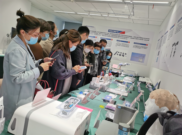 企業(yè)和媒體代表正在了解器審中心近年審評(píng)的創(chuàng)新醫(yī)療器械產(chǎn)品。 落楠攝.