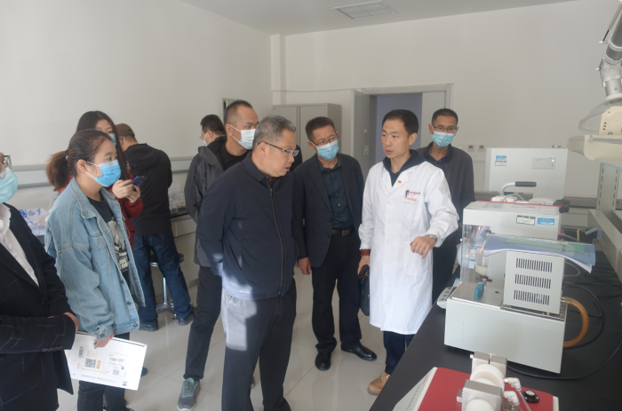 參加活動(dòng)人員參觀自治區(qū)藥品檢驗(yàn)研究院醫(yī)療器械實(shí)驗(yàn)室