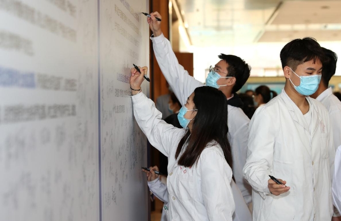 2020年“全國安全用藥月”陜西啟動儀式現(xiàn)場，醫(yī)療機構工作人員在承諾墻上簽字（趙光 攝）