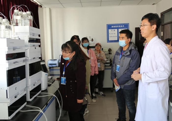 圖為四平檢查分局、四平市食藥檢所聯(lián)合舉辦“走進(jìn)檢驗(yàn)機(jī)構(gòu)，關(guān)注藥品安全”開放日活動(dòng)。