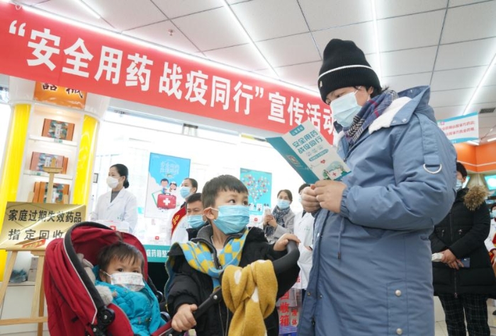 附近的居民帶著孩子來參加活動(dòng)。（馬少賓攝）