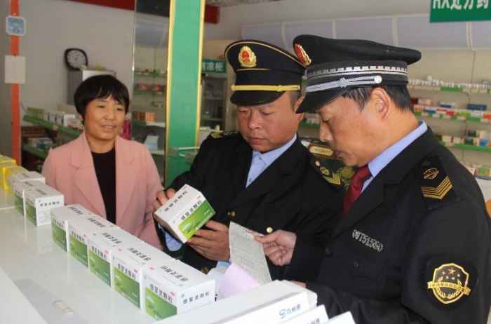 圖為該局執(zhí)法人員在一藥店進(jìn)行執(zhí)法檢查。